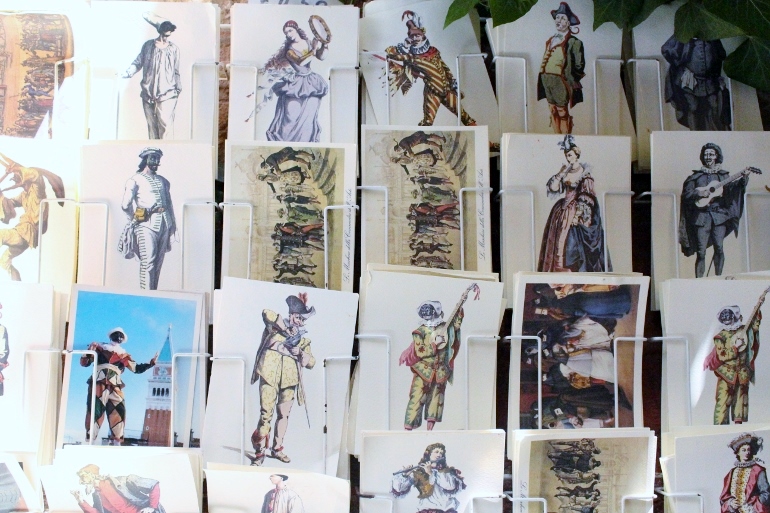 Italy shopping guide with postcards and souvenirs from Italy.