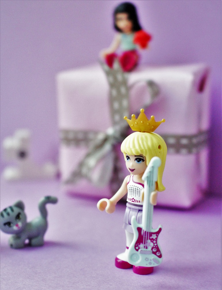 Fun gift wrapping ideas with Lego Friends